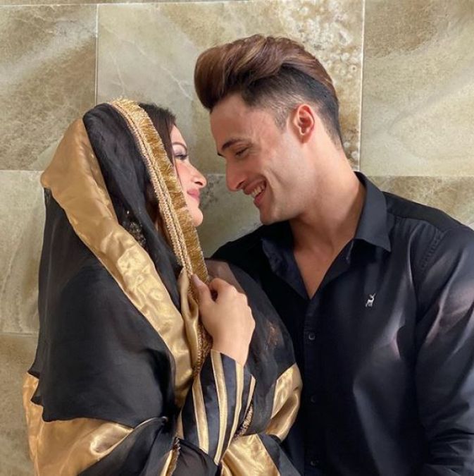 Asim Riaz arrives to meet Himanshi's mother, shared photos with cute captions