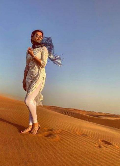 Rubina seen enjoying in desert, pictures surfaced