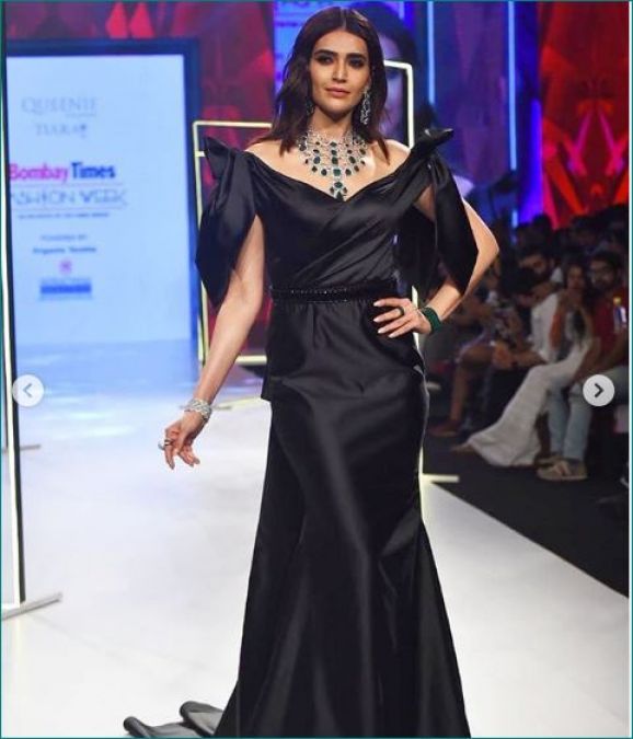 Bombay Times Fashion Week 2020 के दौरान बहुत खूबसूरत नजर आईं करिश्मा तन्ना