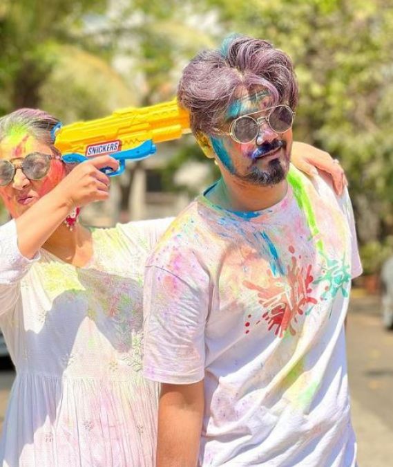 Hina Khan played Holi with her boyfriend, beautiful pictures went viral