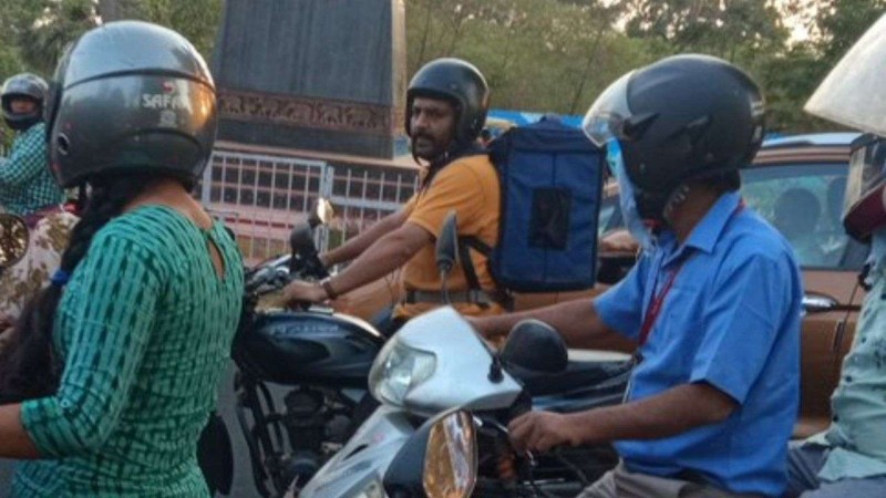 This famous actor was seen in the guise of a food delivery rider among people