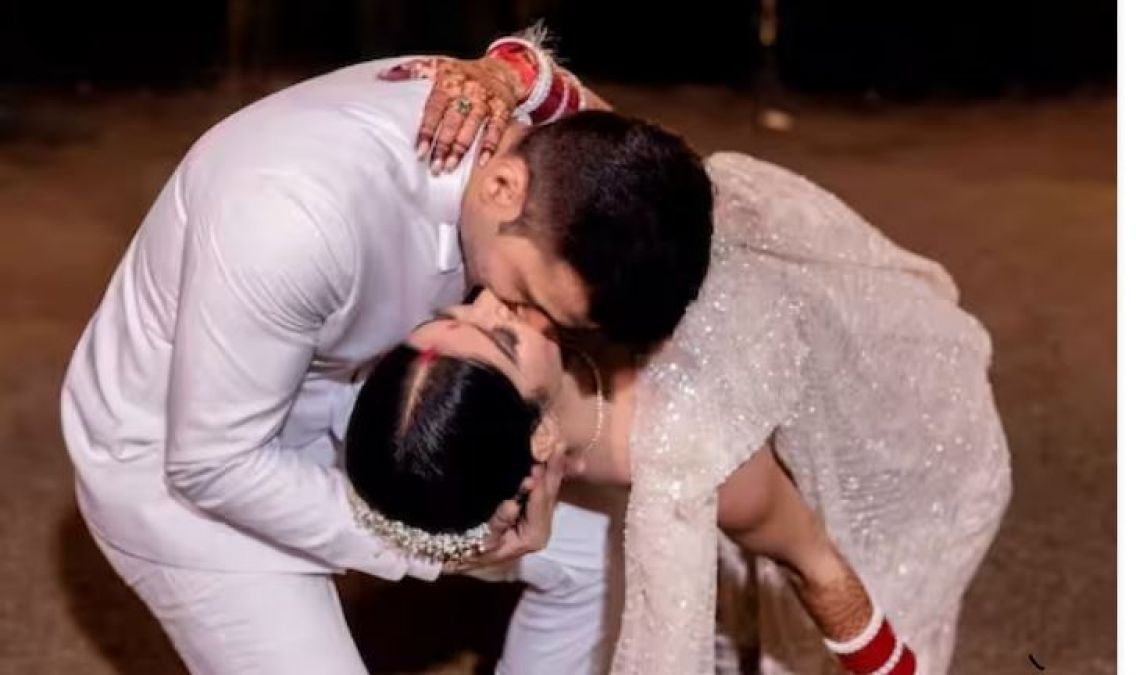 शादी में दूल्हे संग रोमांटिक हुई ये एक्ट्रेस, तस्वीरों ने इंटरनेट पर लगाई आग