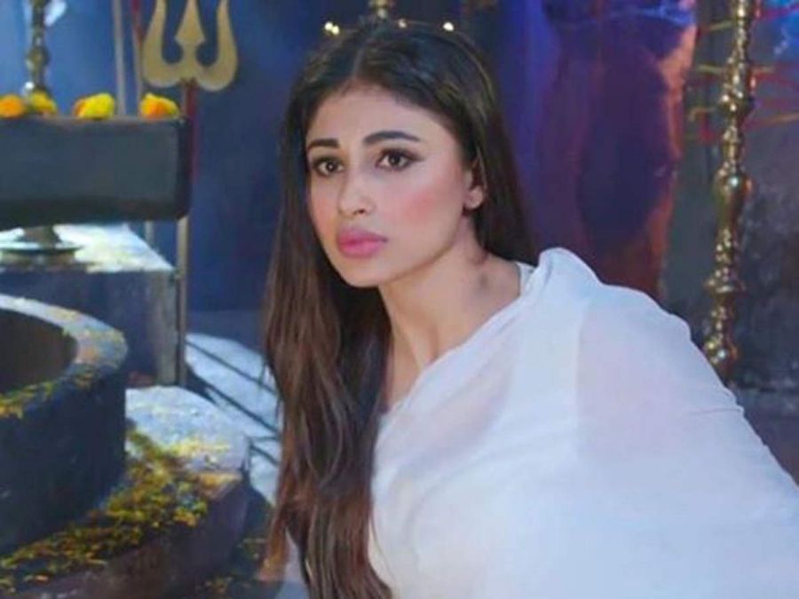 Mouni Roy appeals to people, says children should be taught Bhagavad Gita in school