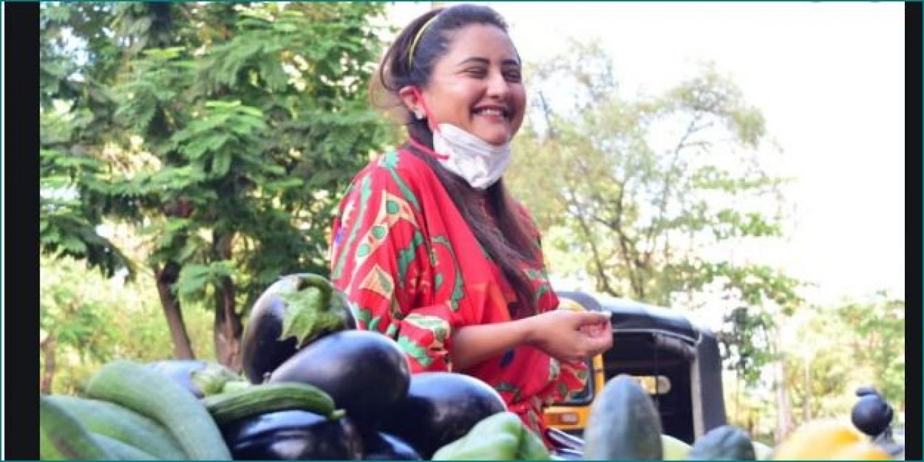 Amid coronavirus outbreak, this TV actress spotted buying vegetables
