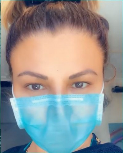 Rakhi Sawant is crying due to fear of Corona, asks all to knee dwon