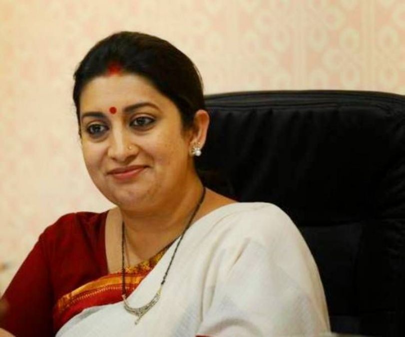 Smriti Irani also claps for Corona warriors, video goes viral