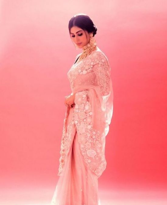 Mouni Roy created havoc in saree, watch these best pictures