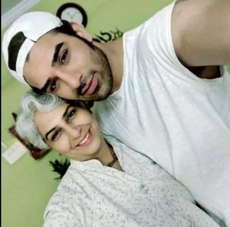 Paras Chhabra loves her mother a lot, pictures proves this