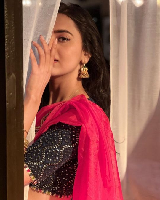 Tejasswi Prakash shows off her saree look