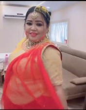 Comedian Bharti Singh dances on 'Mohe Rang Do Laal' song, video viral