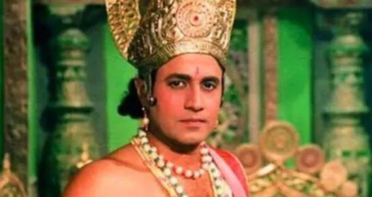 Arun Govil watches Ramayan with his family
