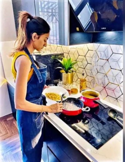 Erica Fernandes seen cooking in kitchen amidst lockdown