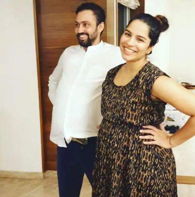 Shikha Singh celebrates wedding anniversary with husband