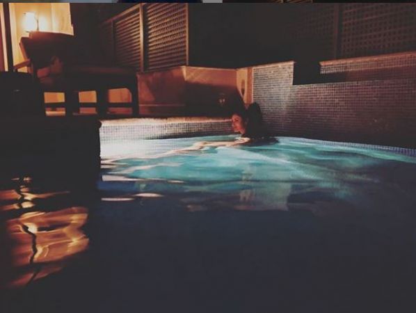रात में नहाते हुए मौनी रॉय ने शेयर की अपनी तस्वीर, इंटरनेट पर मचा रही कोहराम