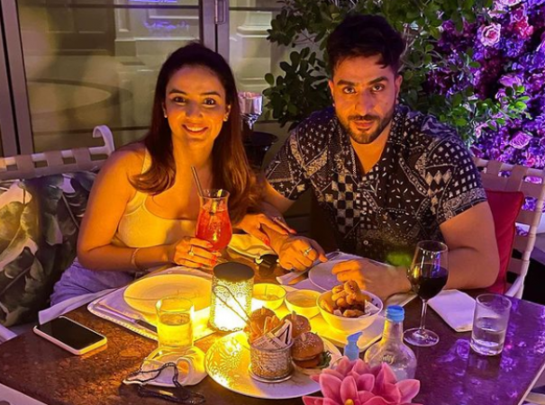 Jasmine shares romantic dinner picture with Aly, fans says this