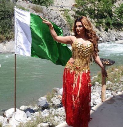पाकिस्तानी झंडे संग तस्वीर शेयर करने पर ट्रोल हुईं राखी सावंत, ट्रोलर्स ने कहा- 'बिक गई है...'
