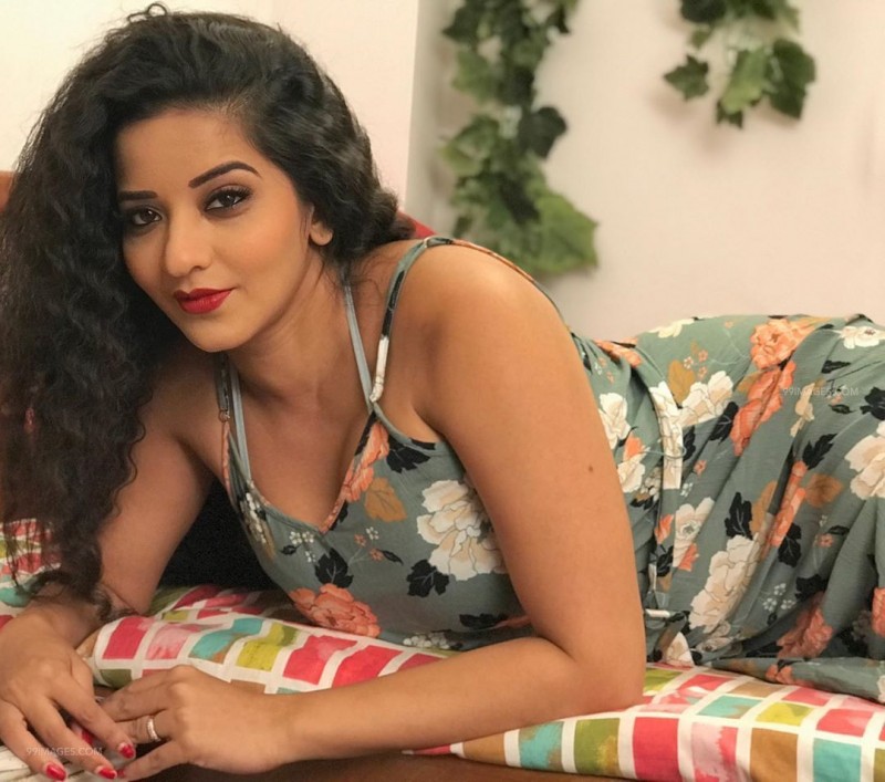 Monalisa created a ruckus by sharing photos in bindi and natural makeover