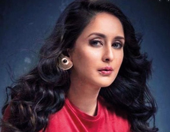 Chahat Khanna is getting dirty messages and friend request
