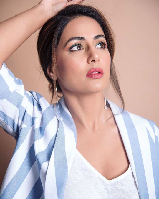 Hina Khan shares video wearing father's T-shirt, fans says this