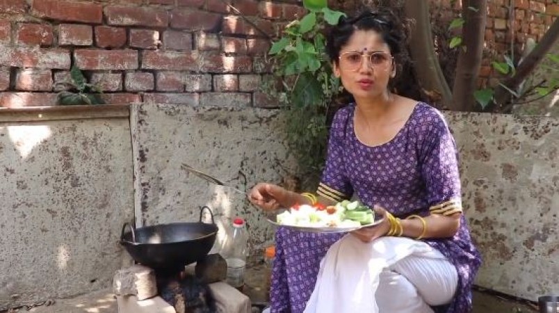 This TV actress is making rotis on the stove