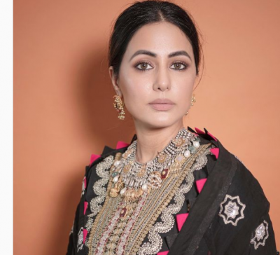 Photos: Hina Khan stuns in black ensemble kurta and pants paired with dupatta