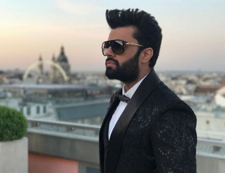 Manish Paul told fans in a funny way, how to protect from cyclonic thunder