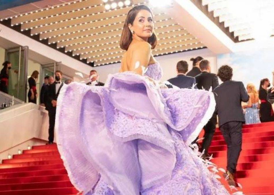 Cannes 2022: तीसरे दिन हिना खान ने पहना फैदर गाउन, देखकर तारीफ करेंगे आप
