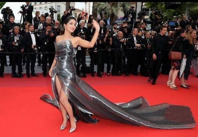 Cannes 2019: सिल्वर गाउन में बिजलियाँ गिराती नजर आईं हिना खान