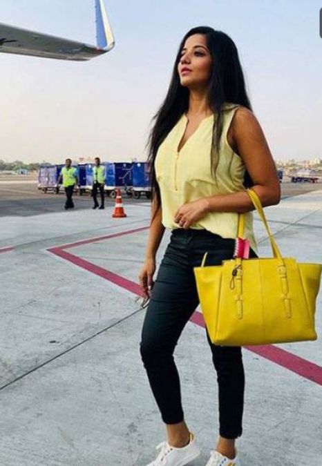 Monalisa shared these photos from the airport