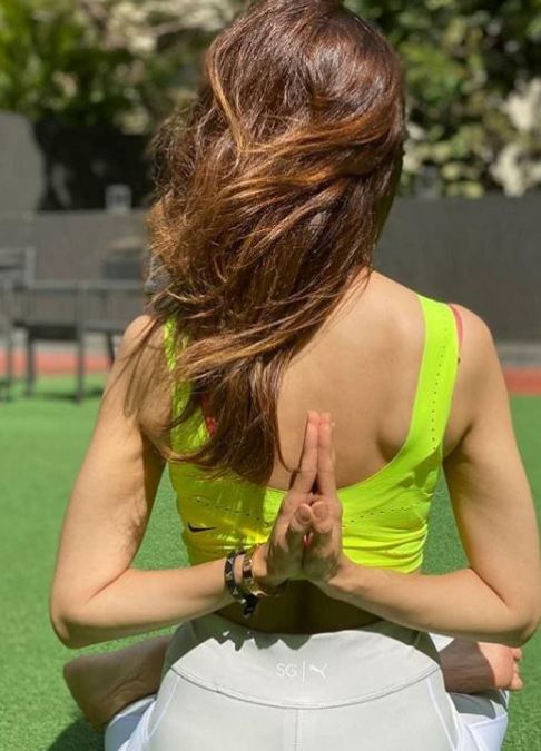 Arjun Bijlani Takes Up The Yoga Challenge Given By Aamna Sharif  With Quirky Twist