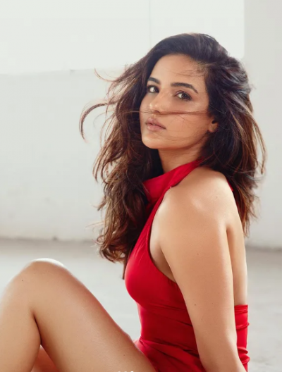 Jasmin Bhasin overshadowing the internet with her beauty, watch the video