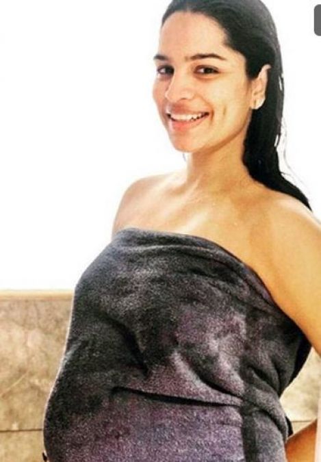 Kumkum Bhagya fame actress shares these pictures in romantic style