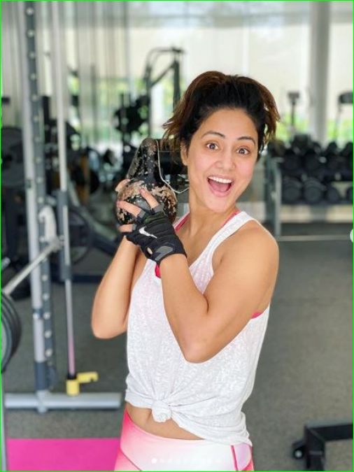 Hina looks stunning while doing the workout, see pictures