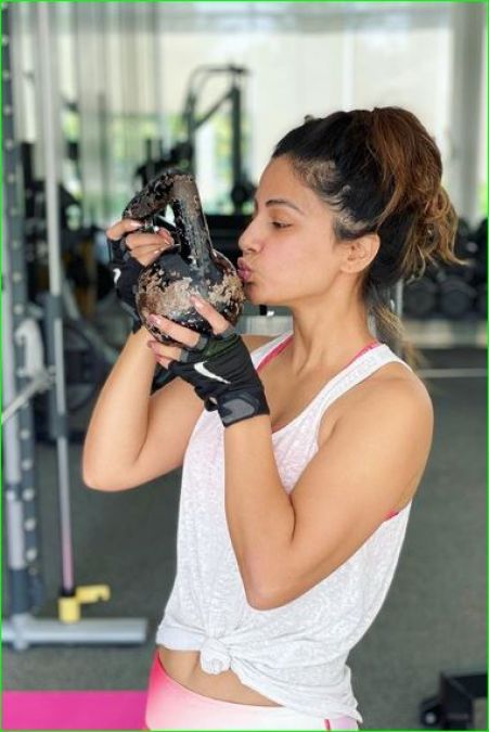 Hina looks stunning while doing the workout, see pictures