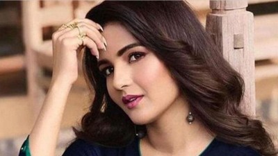 Jasmin Bhasin seen in stunning look at airport, fans crushed after seeing photos