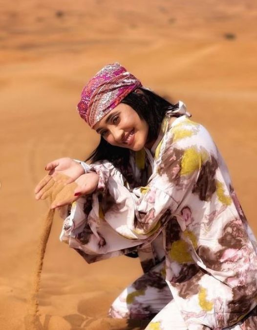 दुबई जाकर अपना नया अवतार दिखा रहीं हैं संस्कारी बहू नायरा