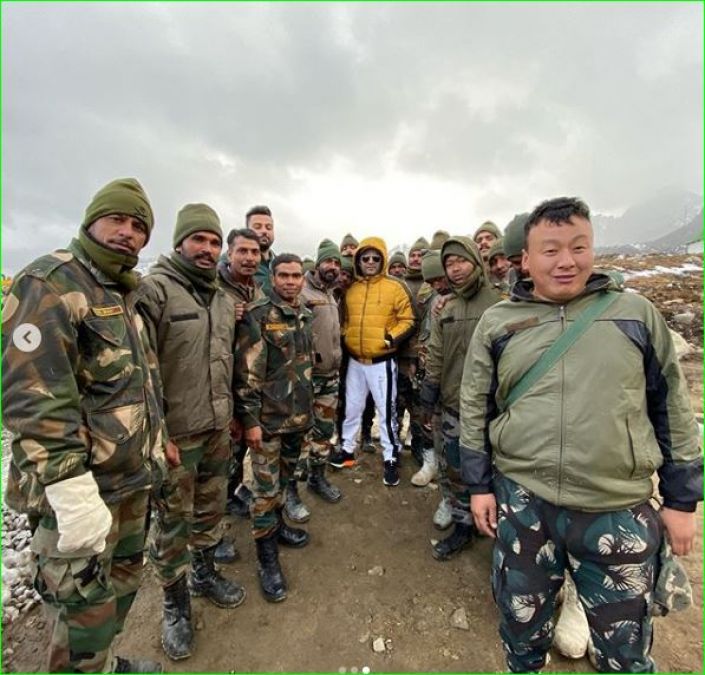 तवांग महोत्सव में अपनी को-स्टार संग पहुंचे कपिल, भारतीय सैनिकों संग शेयर की तस्वीर