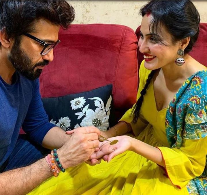 Husband makes Mehndi in Kamya Punjabi's hand, Know special Karva Chauth planning of actress