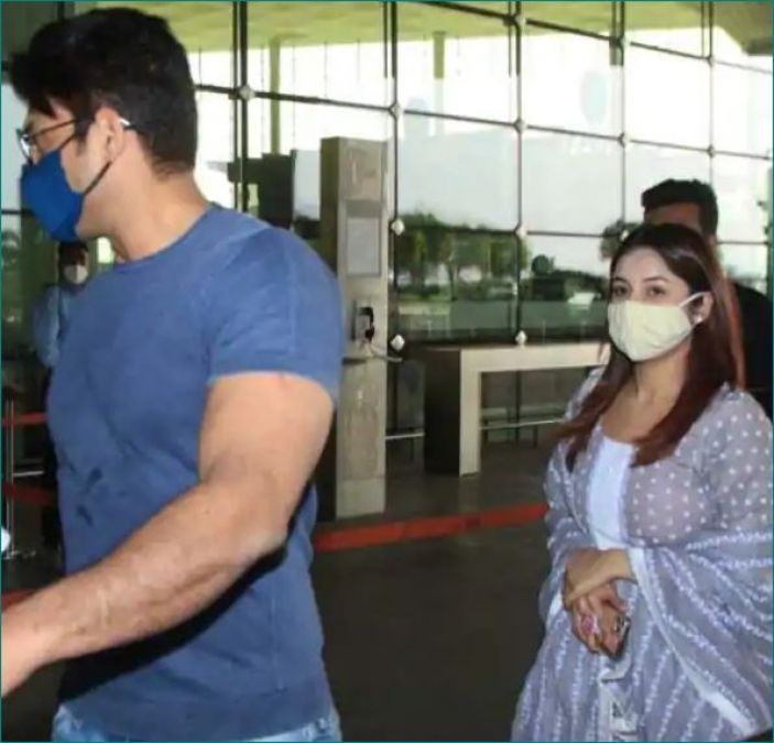 Photos: 'Sidnaaz' spotted for first time at Mumbai airport
