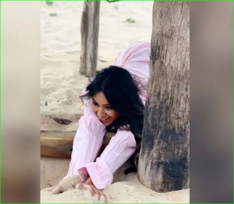 Nia Sharma seen playing in the sand in a pink dress, pictures are viral