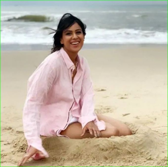 Nia Sharma seen playing in the sand in a pink dress, pictures are viral