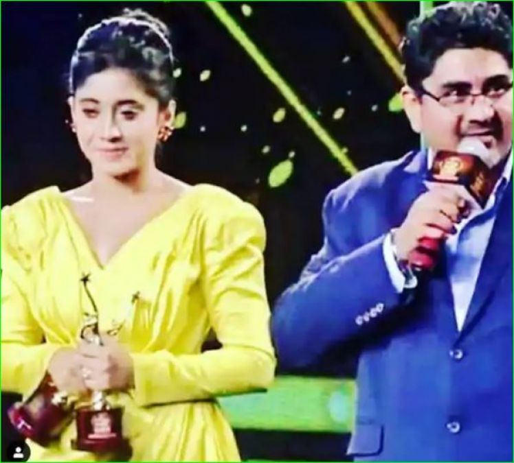Shivangi Joshi looked very happy with Surbhi Chandna, got two awards
