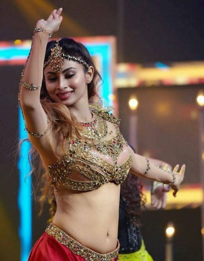 Mouni Roy frightened in the crowd by a person