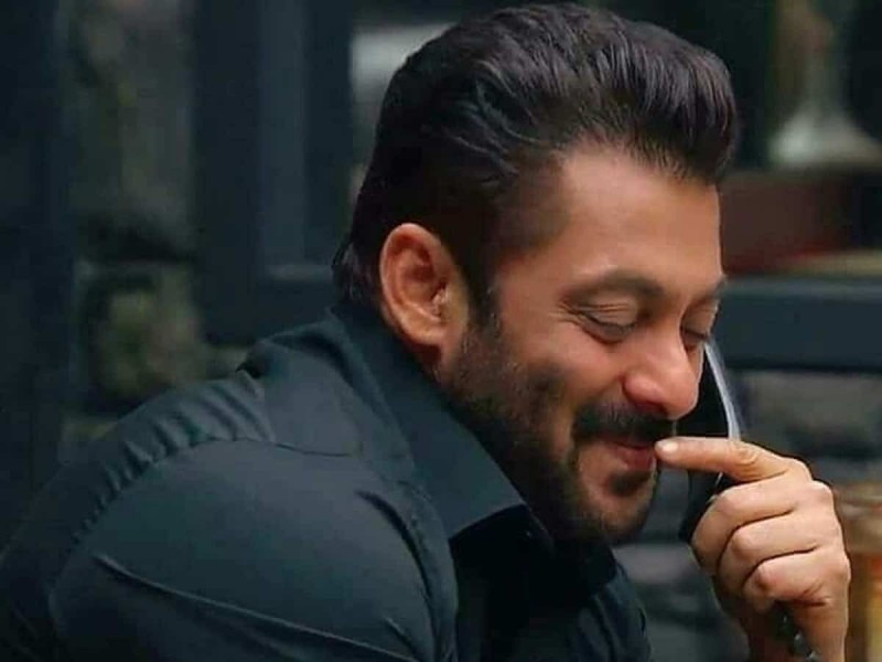 This famous actor cries in front of Salman Khan
