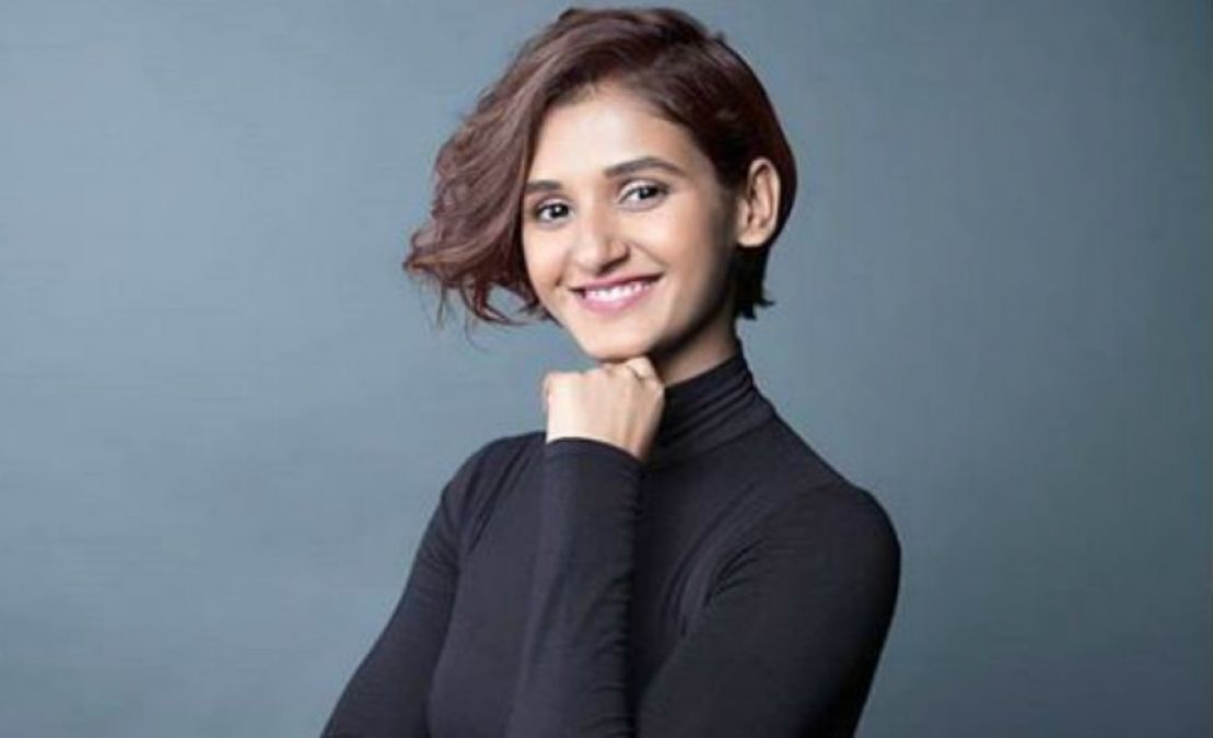 Shakti Mohan wreaks havoc in traditional gold outfits, sexy look makes fans crazy