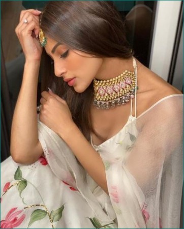 Mouni Roy looks stunning in floral ivory lehenga, Check out pics
