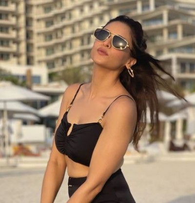 Aamna Sharif flaunting her curvy figure in a black bikini