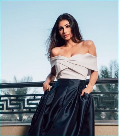 Naagin fame Mouni Roy looks gorgeous in crop top and black skirt