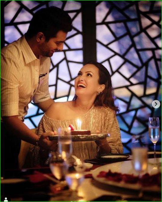 पत्नी का जन्मदिन मनाने मालदीव्स पहुंचे करण मेंहरा, शेयर की रोमांटिक फोटोज