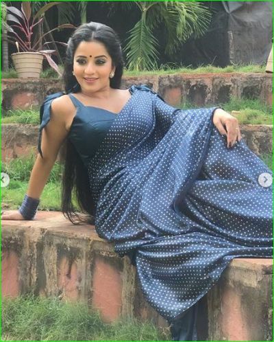 Monalisa spotted sexy in polka dot saree, pictures go viral
